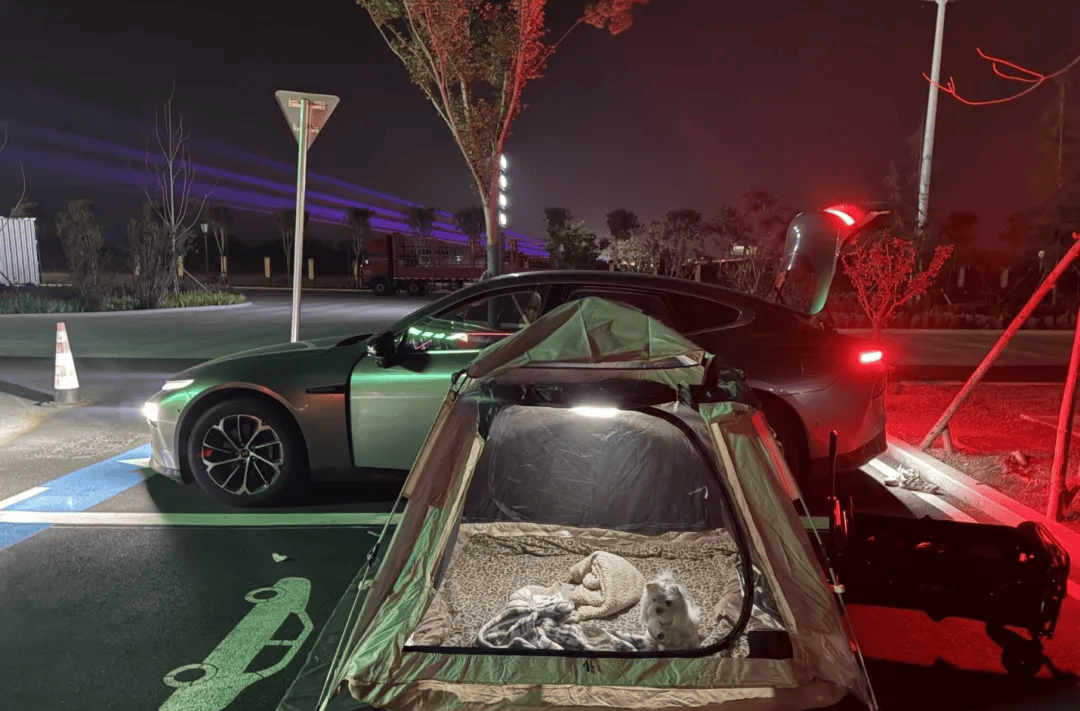 期间年轻人旅行掀起“帐篷过夜”热潮冰球突破平台不住酒店住帐篷！国庆(图3)